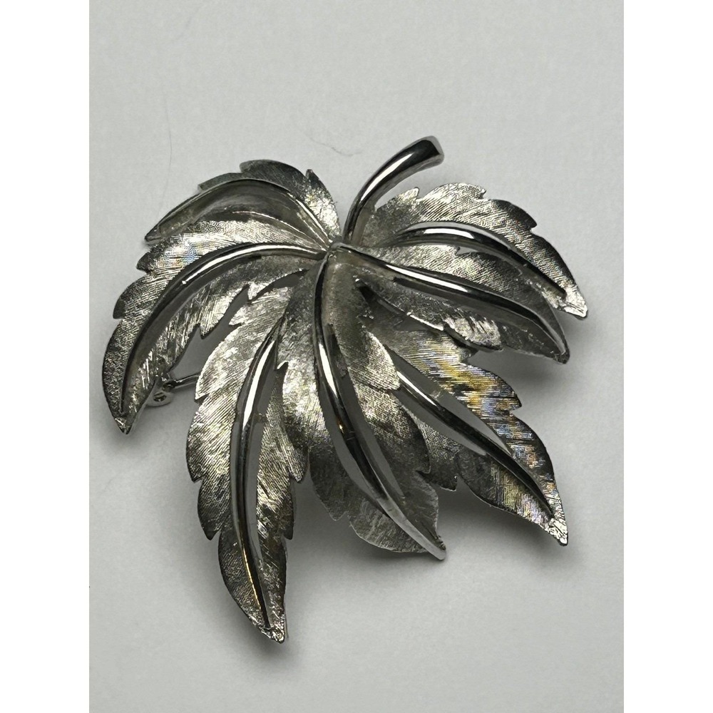 JJ Silver Tone Leaf Brooch Pin Vintage Autumn Fall Jewelry